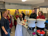 Pfarrer Zessin in der K&uuml;che mit dem Fr&uuml;hschoppen-Team